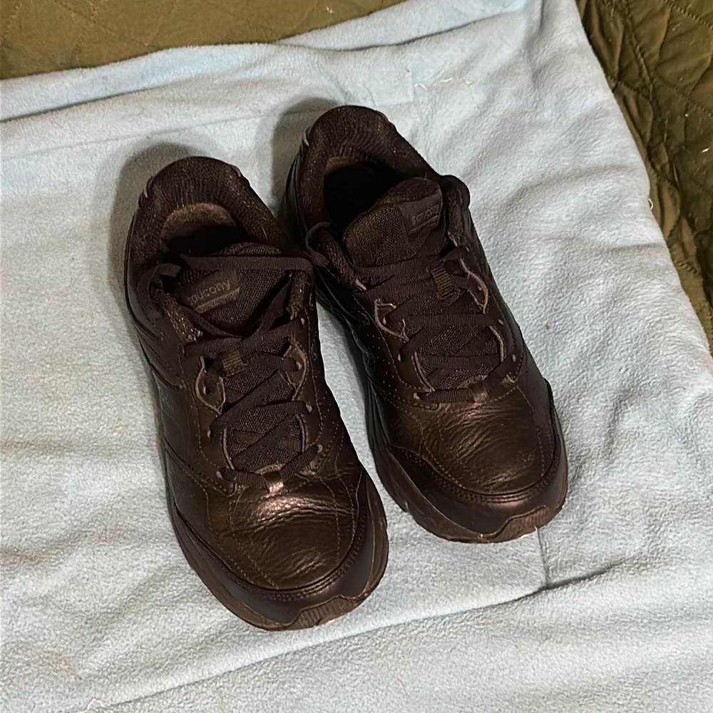 Saucony walk trac walking shoes. Size 9. Leather upper. Excellent condition.